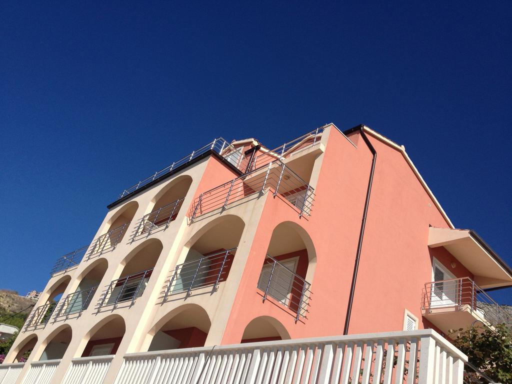 Apartments Villa Amalia Omiš Екстериор снимка